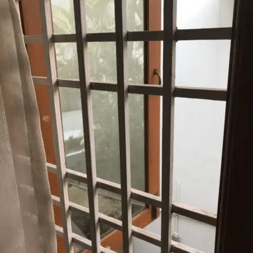 Indien hautnah: Vergitterte Fenster