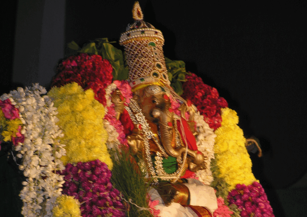 Ganesha macht eine Fahrt durchs Quartier